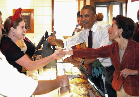 © Reuters. U.S. President Barack Obama joins Rhode Island candidate for Governor Gina Raimondo at Gregg's Restaurant in Providence, Rhode Island