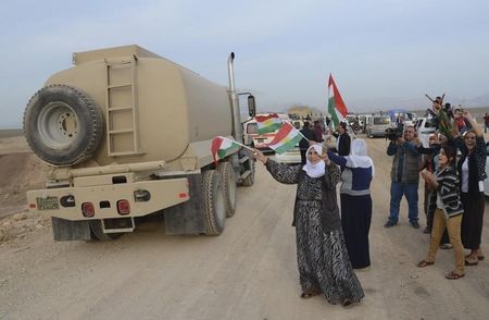 © Reuters. Comboio de veículos de forças peshmergas chega à Turquia