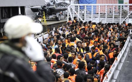 © Reuters. Imigrantes são resgatados pela Marinha italiana