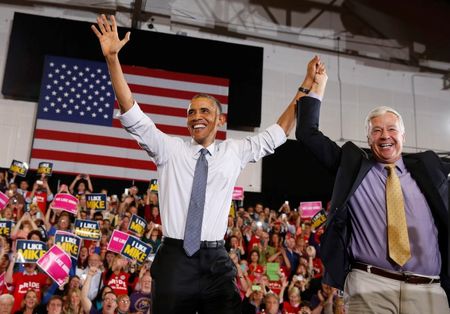 © Reuters. U.S. President Barack Obama waves at a campaign event for the U.S. Rep. Mike Michaud, who is running for Governor of Maine, while at the Portland Expo in Maine