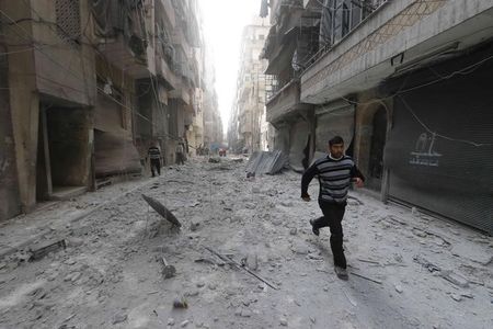 © Reuters. Área atingida por ataque aéreo em Aleppo