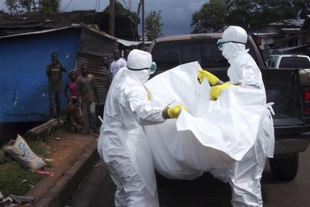 © Reuters. Agentes removem corpo de suposta vítima de Ebola