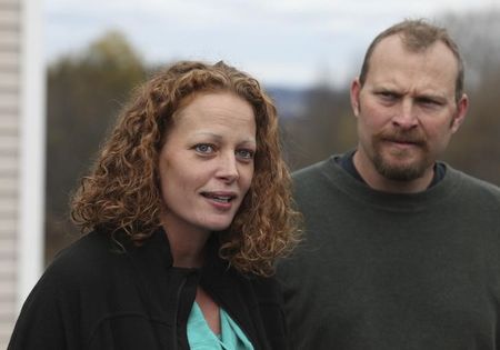 © Reuters. Enfermeira Kaci Hickox, ao lado do namorado, concede entrevista