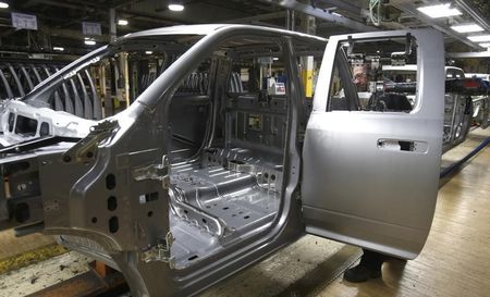 © Reuters. A Chrysler Group LLC assembly worker attaches a door to the frame of a 2014 Ram 1500 pickup truck on the assembly line at the Warren Truck Plant in Warren