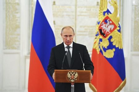 © Reuters. Russian President Vladimir Putin delivers a speech during a meeting with senior officers who attained higher ranks at the Kremlin in Moscow