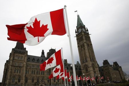 © Reuters. Bandeiras canadenses no Parliamento em Ottawa