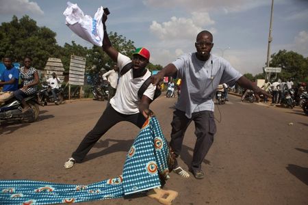 © Reuters. CONFUSION AU BURKINA FASO APRÈS LA DÉMISSION DE COMPAORÉ 