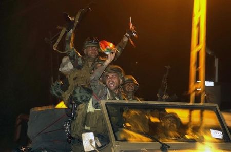© Reuters. Combatientes peshmerga entran a Siria tras ataques de EEUU cerca de Kobani