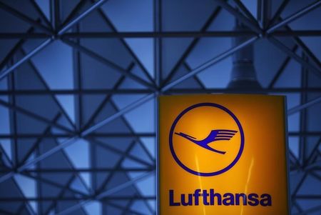 © Reuters. The logo of German air carrier Lufthansa is pictured at Fraport airport in Frankfurt