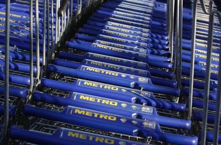 © Reuters. Shopping carts of Germany's biggest retailer Metro AG are pictured before the annual balance news conference in Duesseldorf