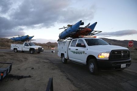 © Reuters. Search and rescue sheriff's vehicles arrive at the crash site of Virgin Galactic's SpaceShipTwo near Cantil