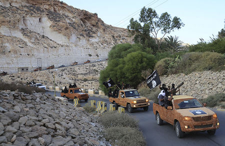 © Reuters. العشرات في بلدة درنة الليبية يدينون بالولاء للبغدادي