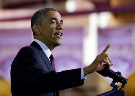 © Reuters. U.S. President Barack Obama speaks about the economy at Rhode Island College in Providence, Rhode Island