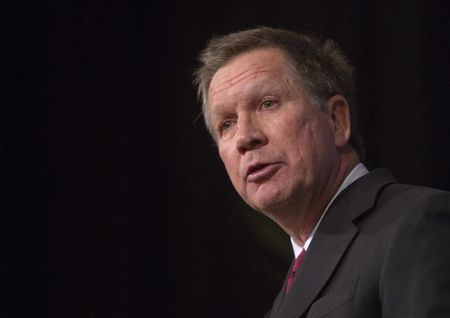 © Reuters. Ohio Governor Kasich speaks at a luncheon during the Republican Jewish Coalition Spring Leadership Meeting at the Venetian Resort in Las Vegas