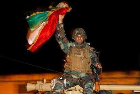 © Reuters. مقاتلون أكراد عراقيون ينضمون للقتال ضد تنظيم الدولة الاسلامية في كوباني