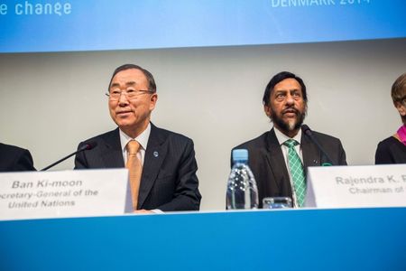 © Reuters. U.N. Secretary-General Ban and IPCC Chairman Pachauri present the AR5 Synthesis Report during a news conference in Copenhagen