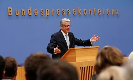 © Reuters. German President Gauck gives a speech during a ceremony to mark the 65th anniversary of the German federal press conference in Berlin