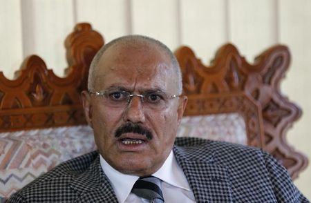 © Reuters. Yemen's former President Ali Abdullah Saleh talks during an interview with Reuters in Sanaa