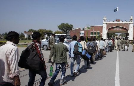 © Reuters. Al menos 37 personas mueren en ataque suicida en frontera India y Pakistán