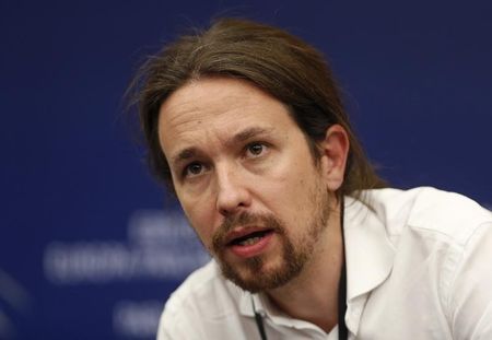 © Reuters. Pablo Iglesias, head of leftist group "Podemos", or "We Can", addresses journalists during a press briefing at the European Parliament in Strasbourg