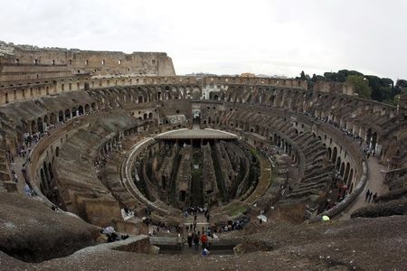 © Reuters. El suelo del Coliseo de Roma debería ser restaurado, dice ministro