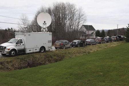 © Reuters. Vehicles from various news outlets are parked outside the home where Kaci Hickox is staying in Fort Kent Maine