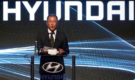 © Reuters. File photo shows Chung Eui-sun, vice chairman of Hyundai Motor Company, addressing the audience during a ceremony at Hyundai Assan car plant in Izmit