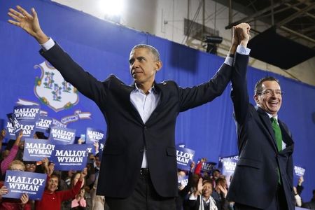 © Reuters. U.S. President Barack Obama participates in a campaign event for the re-election of Connecticut Governor Dan Malloy while at Central High School in Bridgeport