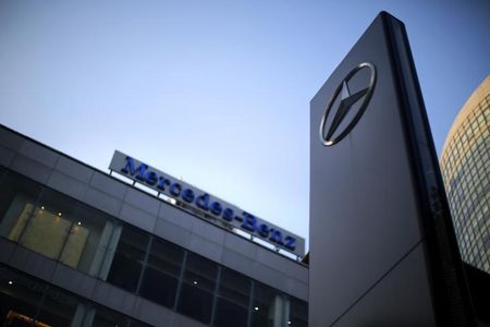 © Reuters. A Mercedes-Benz logo and sign are seen at a dealership in downtown Shanghai