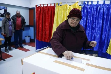 © Reuters. A woman casts her ballot at a voting station in Bucharest
