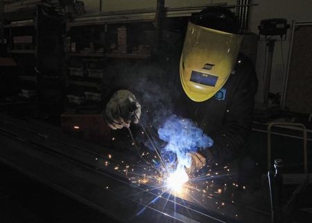 © Reuters. A worker welds at a Portuguese exporting factory in Pontinha, on the outskirts of Lisbon