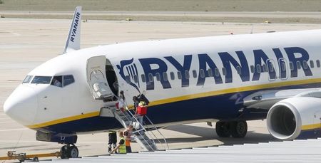 © Reuters. RYANAIR RÉVISE À LA HAUSSE SES PRÉVISIONS DE BÉNÉFICE