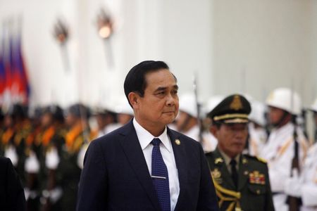 © Reuters. Thailand's PM Prayuth Chan-ocha inspects the honour guard before a meeting in Phnom Penh