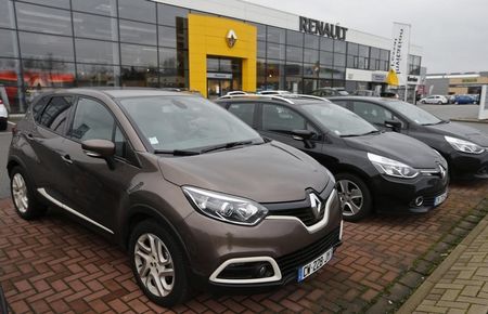 © Reuters. Renault cars are seen at a dealership of French car maker Renault in Haguenau