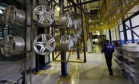 © Reuters. An employee walks at workshop of the SKAD casting and mechanical plant in Divnogorsk