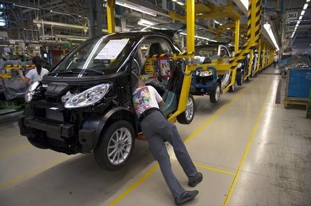 © Reuters. Workers build cars on the assembly line at the Smart car factory in Hambach, eastern France