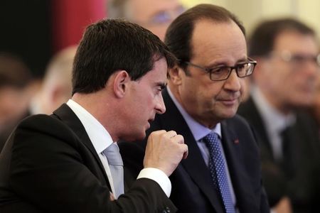 © Reuters. LES FRANÇAIS FONT PLUS CONFIANCE À VALLS QU'À HOLLANDE