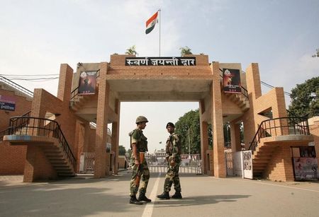 © Reuters. India's BSF soldiers patrol in front of the golden jubilee gate at the Wagah border