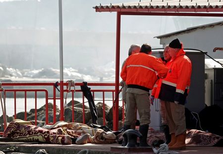 © Reuters. Equipe de resgate conversa ao lado de corpos retirados do Mar Negro após o naufrágio de uma embarcação no estreito de Bósforo, perto de Istambul