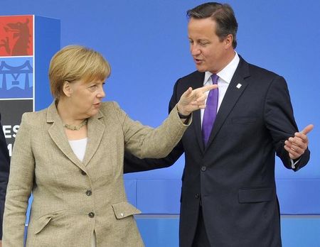 © Reuters. Premiê britânico, David Cameron, e chanceler alemã, Angela Merkel, em foto de arquivo durante cúpula da Otan