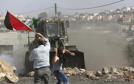 © Reuters. السلطات الاسرائيلية تجبر عائلة فلسطينية على العيش في "كهف" بعد هدم منزلها
