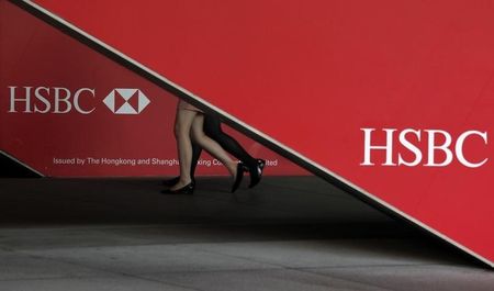 © Reuters. Passersby walk inside HSBC headquarters in Hong Kong