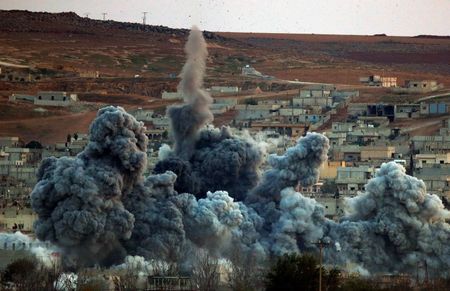 © Reuters. An explosion following an airstrike is seen in the Syrian town of Kobani from near the Mursitpinar border crossing on the Turkish-Syrian border in the southeastern town of Suruc