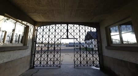 © Reuters. Portão principal do campo de concentração de Dachau sem a porta roubada com o slogan nazista "Arbeit macht frei" (O trabalho liberta)