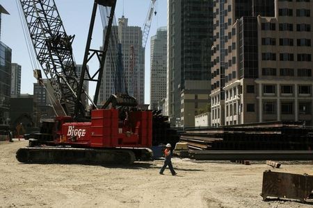 © Reuters. A worker walks through a construction site in San Francisco