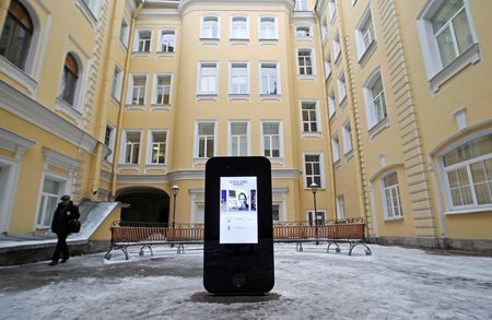 © Reuters. Retiran un monumento de Apple en Rusia tras declarar Cook su homosexualidad