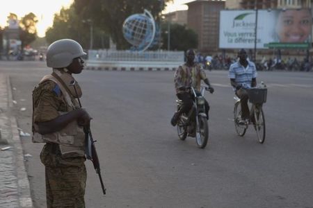 © Reuters. Soldado faz guarda em Ouagadougou