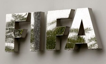 © Reuters. EMIRATES CESSE SON ACCORD DE PARRAINAGE AVEC LA FIFA