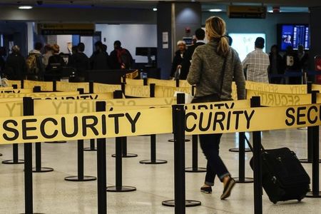 © Reuters. Passageiros passam por controle de segurança em Nova York