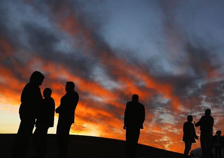 © Reuters. Civis curdos observam do topo de uma colina a cidade síria de Kobani